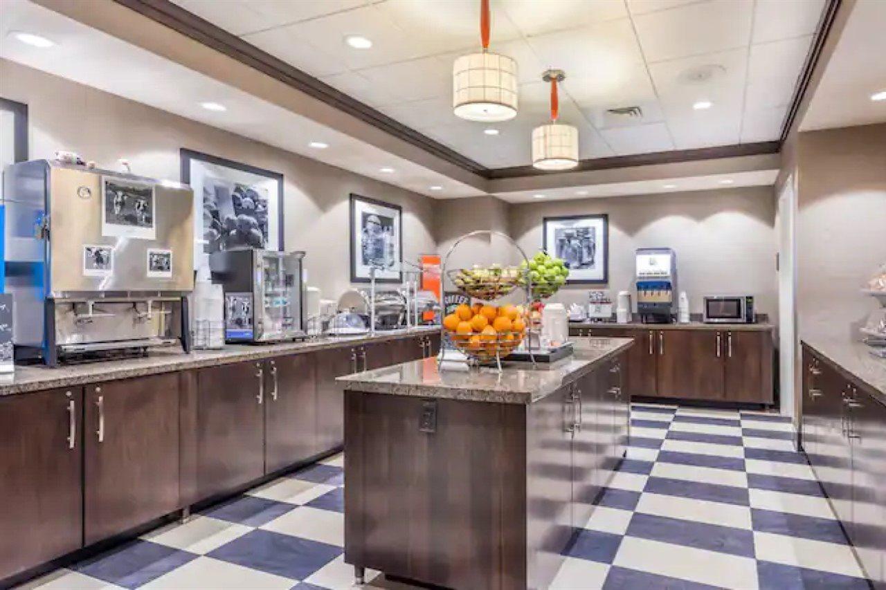 Hampton Inn & Suites Madison Downtown Esterno foto
