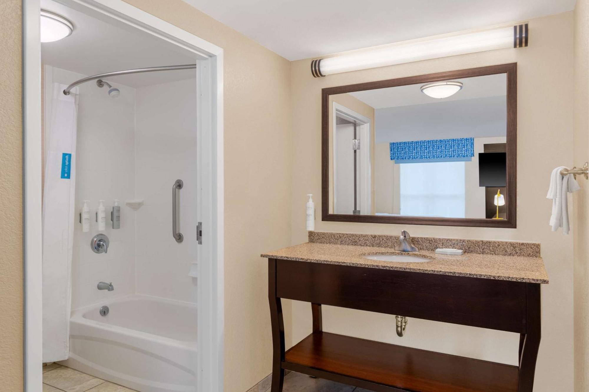 Hampton Inn & Suites Madison Downtown Esterno foto