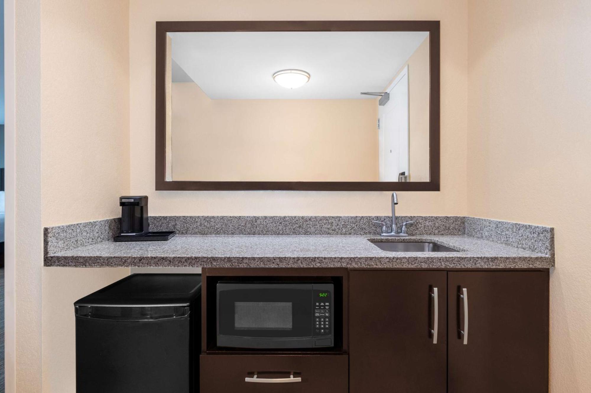 Hampton Inn & Suites Madison Downtown Esterno foto